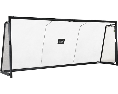 Fotbalová branka se sítí do zahrady