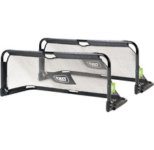 Dvě černé fotbalové branky se sítí