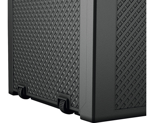 Detailní pohled na černý úložný box s kolečky a ratanovým vzorem