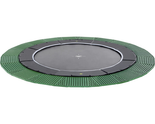 Kulatá zahradní trampolína s ochrannou sítí a zeleným okrajem