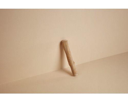 Dřevěná tyč opřená o stěnu