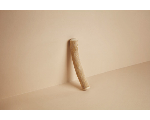 Samostatná dřevěná tyč opřená o zeď