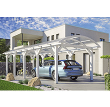 Volně stojící dřevěný carport s průhlednou střechou a zaparkovaným autem