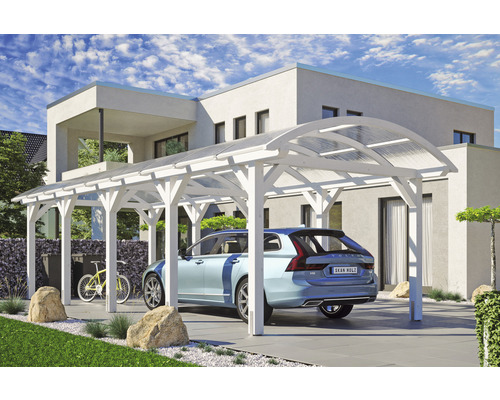 Volně stojící dřevěný carport s průhlednou střechou a zaparkovaným autem