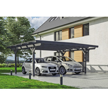 Dřevěný dvojitý carport se dvěma zaparkovanými auty před domem