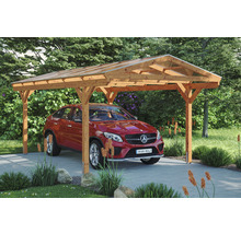 Dřevěný carport s průhlednou střechou a červeným autem