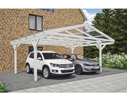 Dvojitý dřevěný carport se dvěma zaparkovanými auty před domem