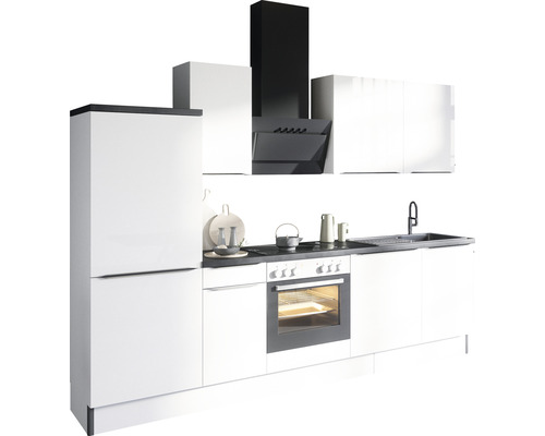 Moderní kuchyně s bílými skříňkami, černou pracovní deskou a digestoří.