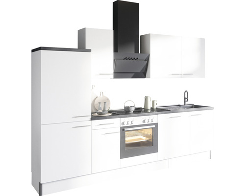 Moderní kuchyně s bílými skříňkami, pracovní deskou a odsavačem par