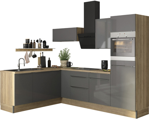 Moderní kuchyně s dřezem, varnou deskou, troubou a odsavačem par