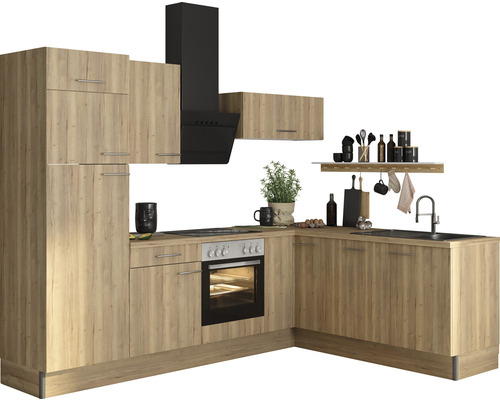 Kuchyňská linka s horními skříňkami, digestoří, dřezem a elektrickým sporákem