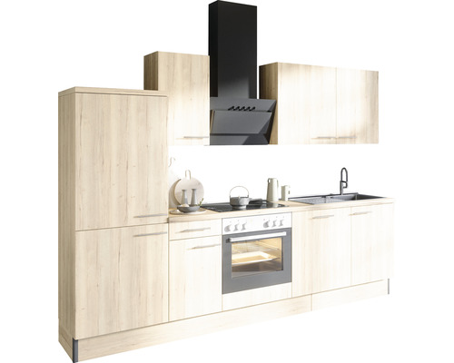 Moderní vestavná kuchyně s dřezem, sporákem, troubou a odsavačem par.