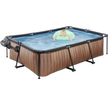 Obdélníkový rámový bazén s dřevěným obložením a dítětem s plovacím kruhem ve vodě.