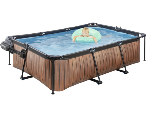 Obdélníkový rámový bazén s dřevěným obložením a dítětem s plovacím kruhem ve vodě.