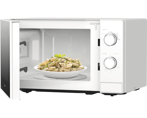 Mikrovlnná trouba s talířem těstovin uvnitř