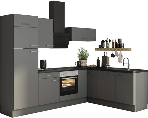 Kompletní kuchyňská linka s dřezem, sporákem, digestoří a skříňkami.