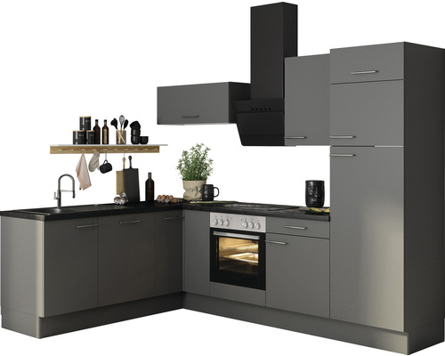 Kompletní šedá kuchyně s dřezem, sporákem, troubou, digestoří a závěsnými skříňkami.