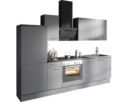 Šedá kuchyňská linka s dřezem, sporákem, troubou a odsavačem par
