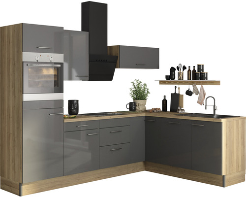 Moderní kuchyně se šedými skříňkami, dřevěnou pracovní deskou a vestavnými spotřebiči