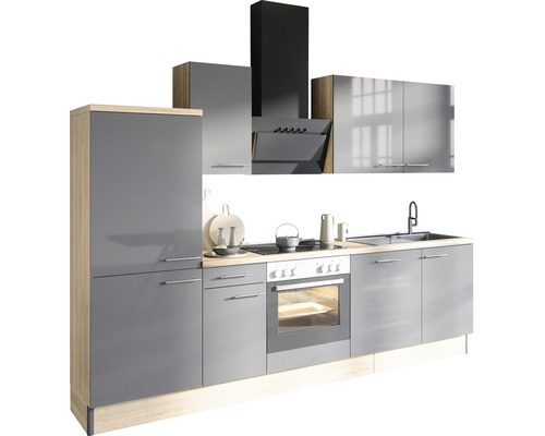 Moderní kuchyně s dřezem, sporákem, digestoří a skříňkami