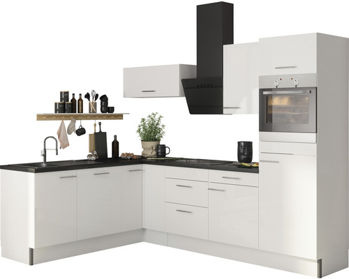 Kuchyňská linka se závěsnými skříňkami, digestoří a vestavnou troubou