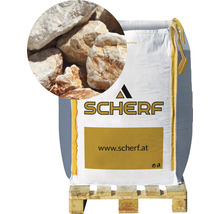 Pytel s okrasnými kameny na paletě