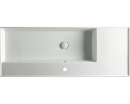 Pohled shora na obdélníkové umyvadlo s otvorem pro kohoutek a přepadem