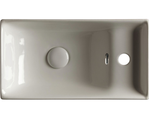 Pohled shora na obdélníkové umyvadlo s přepadem a odtokovou soupravou