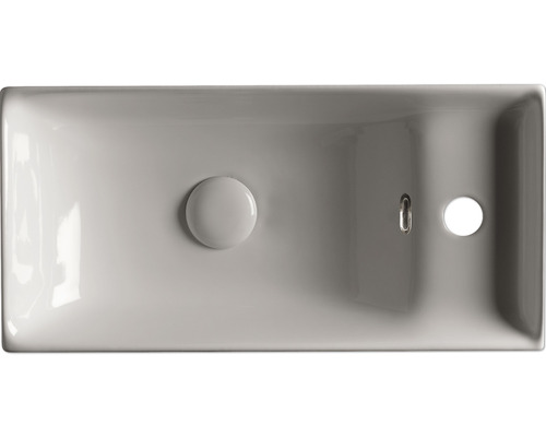 Pohled shora na obdélníkové keramické umyvadlo s odtokovou soupravou