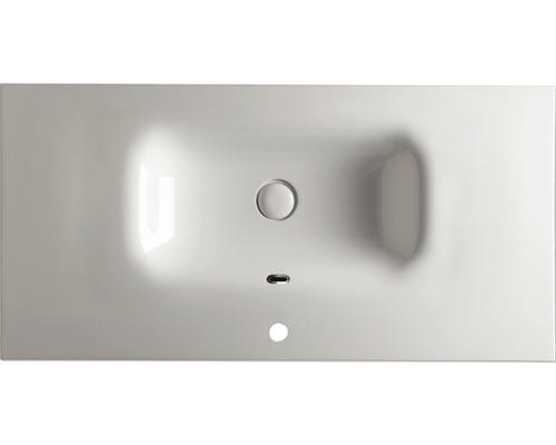 Pohled shora na keramické umyvadlo