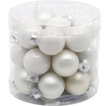 Bílé skleněné vánoční koule v průhledné nádobě