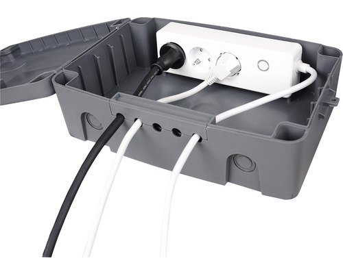 Šedá rozvodná krabice s otevřeným víkem a vícenásobnou zásuvkou