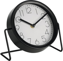 Stolní hodiny s kovovým rámem a ciferníkem