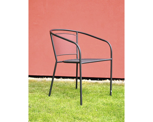 Kovová zahradní židle na trávníku