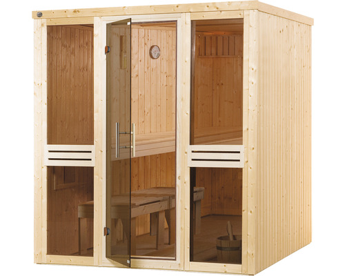 Dřevěná sauna se skleněnými dveřmi a lavicemi