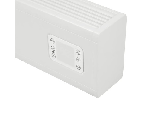 Detailní pohled na bílý radiátor s ovládacím panelem.