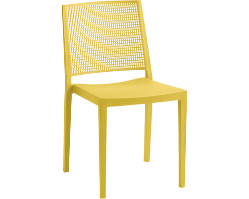 Žlutá plastová židle s mřížkovým vzorem na opěradle.