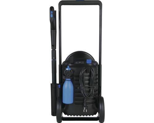 Pohled zezadu na vysokotlaký čistič s rukojetí, kolečky, napájecím kabelem, stříkací pistolí a čisticí lahví