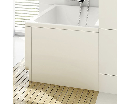 Vestavěná vana s dřevěnou podlahou v koupelně.