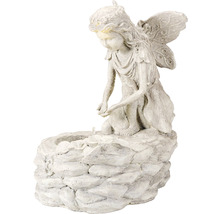 Zahradní fontána s kamennou soškou víly