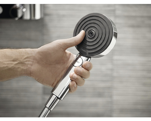 Ruka drží ruční sprchu s různými typy proudu.