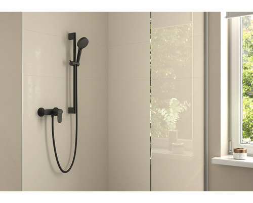 Sprchová armatura v koupelně s oknem.