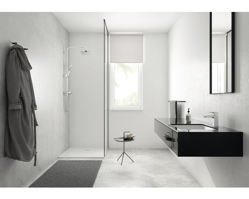 Moderní koupelna se sprchou, umyvadlem a zrcadlem