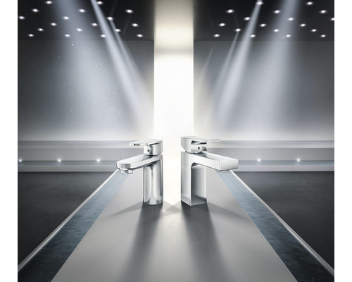 Dvě chromované umyvadlové baterie na světlém pozadí