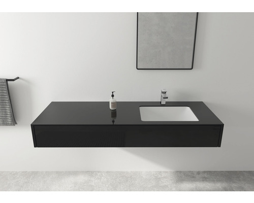 Moderní koupelna s černým umyvadlem, umyvadlem a zrcadlem