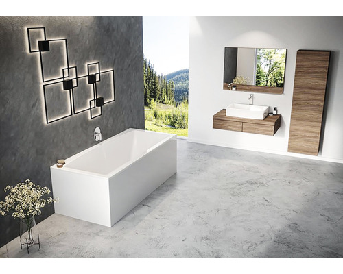 Koupelna s vanou, umyvadlem, zrcadlem a osvětlením