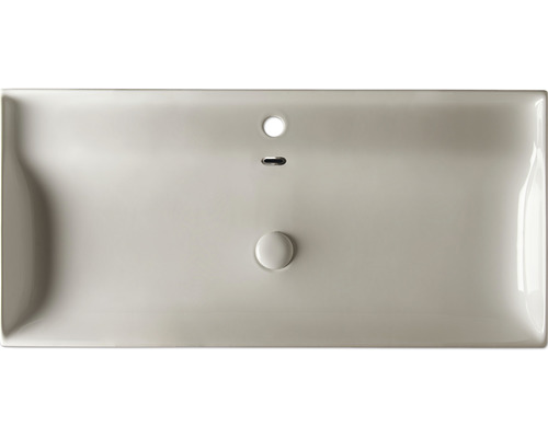 Pohled shora na umyvadlo s přepadem a odtokem.