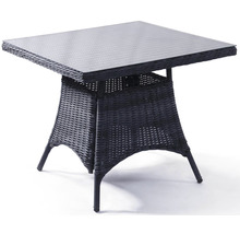 Čtvercový zahradní stůl se skleněnou deskou a ratanovou strukturou