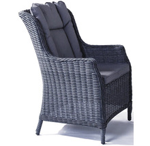 Proutěné křeslo s područkami a polštáři