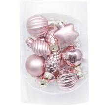 Balení s různými vánočními koulemi a ozdobami na vánoční stromeček